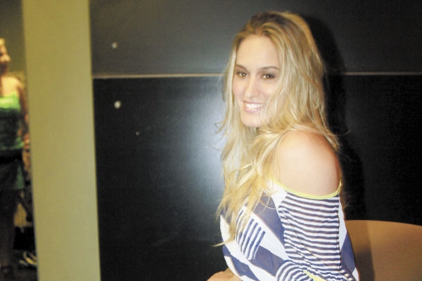 Em forma e cheia de charme para as lentes da Insight, Anelisa Bernardes, em backstage